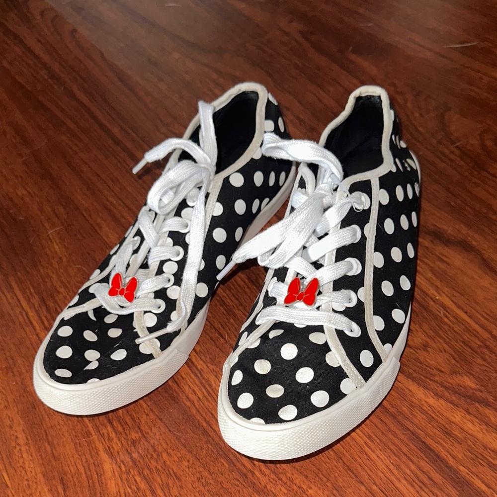 Disney parks Minnie Mouse Polka Dot Sneakers with Red Bow Accents size 9